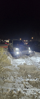 помогите, на льду буксую и не могу из ямы выскочить. Раскачивается, но не выходит вылезти вытащить застрявшую машину Митсубиси паджеро 4