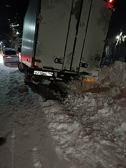 помогите пожалуйста,  со вчерашней ночи застрял а СНТ слетел с тропинки  вытащить застрявшую машину Газель Некст 