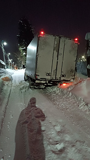 помогите пожалуйста,  со вчерашней ночи застрял а СНТ слетел с тропинки  вытащить застрявшую машину Газель Некст 
