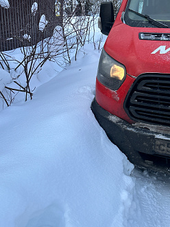 помогите, нужно просто чуть чуть выдернуть из сугроба вытащить застрявшую машину Ford Transit