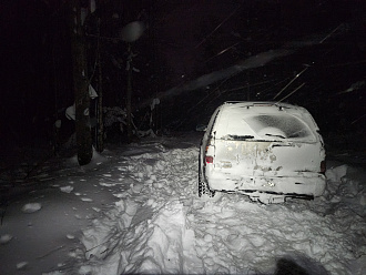 Машина сидит на брюхе на нечищенной дороге. За 2 часа проехали 20 метров на лебедке после чего подняли что тянуться дальше смысла нет. Развернуть авто нет возможности. Есть 50 метров удлинителя для лебёдки.  вытащить застрявшую машину GMC yukon