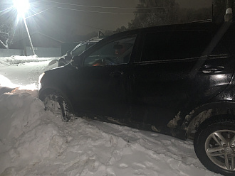 Сел передними колесами в снег, трос есть вытащить застрявшую машину SsangYong