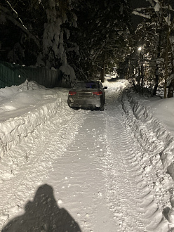 Застрял в колее на дачу, все спят разбудить не кого, пытаемся выйти с помощью пледа, не выходит, нужно просто чуть чуть толкнуть нас назад, стоим в начале колеи вытащить застрявшую машину Kia cerato