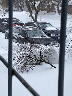 Застрял в дворе, повис на подрамнике, до жесткого покрытия 3 метра, перекрыл проезд! вытащить застрявшую машину Ауди а4