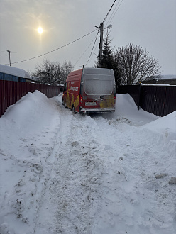 Сначала шла колея , потом дорога ухудшилась и машина засела и закопалась до земли , до покрытия где машина моя сможет поехать уже сама , метров 100-150 вытащить застрявшую машину Газель некст