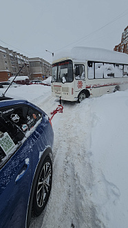 помогите пожалуйста,  не могу вытянуть. скольжу. нужна машина потяжелее вытащить застрявшую машину навтопуз Паз