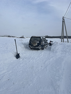 помогите пожалуйста, вчера сел на брюхо, за ночь примерз. Нужно дернуть. Дорога чистая уже. вытащить застрявшую машину Mitsubishi Pajero 