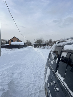 помогите пожалуйста, вчера сел на брюхо, за ночь примерз. Нужно дернуть. Дорога чистая уже. вытащить застрявшую машину Mitsubishi Pajero 