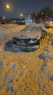 помогите, застрял на парковке в снегу. Есть проушина, есть трос, машину как смог откопал.  вытащить застрявшую машину Mercedes-Benz E-200 г.