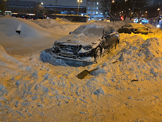 помогите, застрял на парковке в снегу. Есть проушина, есть трос, машину как смог откопал.  вытащить застрявшую машину Mercedes-Benz E-200 г.