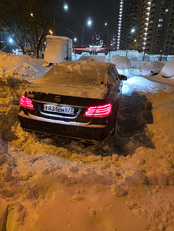 помогите, застрял на парковке в снегу. Есть проушина, есть трос, машину как смог откопал.  вытащить застрявшую машину Mercedes-Benz E-200 г.