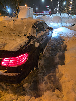 помогите, застрял на парковке в снегу. Есть проушина, есть трос, машину как смог откопал.  вытащить застрявшую машину Mercedes-Benz E-200 г.