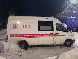 помогите, сели задними колёсами в сугроб вытащить застрявшую машину Мерседес спринтер