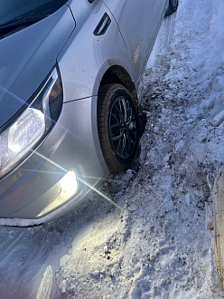 Закопалась в снегу , нужно выдернуть за зад , машина не двигается ни вперед ни назад 
В заснеженном поле глемпинга на краю земли 
Номер машины р 460 ра 40 вытащить застрявшую машину Кия рио