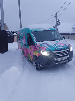 прошу помощи, застрял на повороте, подъехать возможно, открытая территория вытащить застрявшую машину ГАЗ