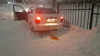 помогите, снесло в яму. Застрял. Приора дергала не смогла. Денег нет, 100р остались вытащить застрявшую машину Ланос