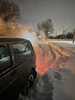 5 - 10 метров до асфальта. Застряли в самом начале. 
Нива не смогла .
На 5 - 10 минут делов. 
Сел на брюхо, поэтому и не могу выехать) вытащить застрявшую машину Нива
