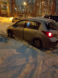 Застрял во дворе, в большой куче снега вытащить застрявшую машину Ниссан тиида