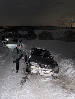 машина застряла в сугробе, девушка поднималась в горку, машина не смогла подняться и откатилась назад в сугроб, у девушки собака в Москве, поэтому очень нужно вытащить машину  вытащить застрявшую машину nissan almera