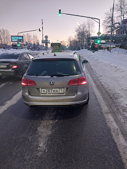 На трассе асфальт. вытащить застрявшую машину Фольксваген посад