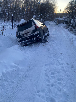 прошу помощи, упал в канажку, нужно дернуть , вытащить застрявшую машину Лэнд крузер Прадо 150