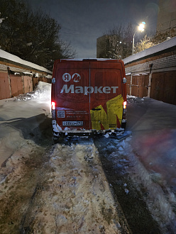 помогите,  вытащить застрявшую машину Атлант