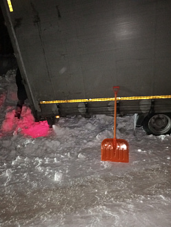 В городе в Подъём центр города в Подъём не поднялся в посёл сугроб. вытащить застрявшую машину Камаз.