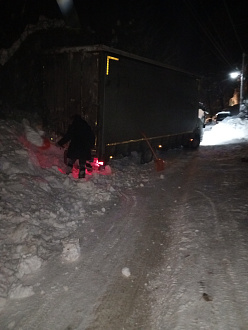 В городе в Подъём центр города в Подъём не поднялся в посёл сугроб. вытащить застрявшую машину Камаз.