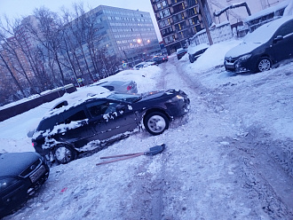 Залезли в колею по середине выезда, не можем ехать ни назад ни в перед, перекрыли парковку вытащить застрявшую машину Мазда