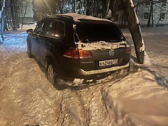 Застрял вдоль парка в снежной колее в 20 метрах от нормальной дороги. вытащить застрявшую машину Фольксваген туарег