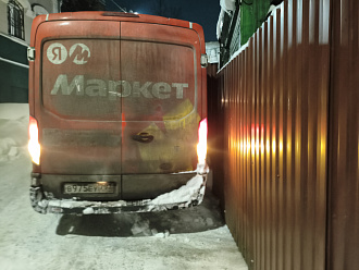 помогите, я курьер маркета, работаю в Посаде. Сергиев Посад знаю недостаточно хорошо, заехал в переулок на горку, где по по глупости машину стянуло задними колёсами с накатанной колеи к забору дома, у которого я сейчас и стою. Не могу сдвинуться ни вперёд, ни назад. Прошу помощи вытащить машину и поставить обратно в колею, вытянуть заднюю ось буквально на метр влево. Адрес: вокзальный переулок 15, Сергиев Посад. Телефон: . Очень прошу помощи, курьеров прислать не могут - некого просто. вытащить застрявшую машину Ford transit fcd 310m