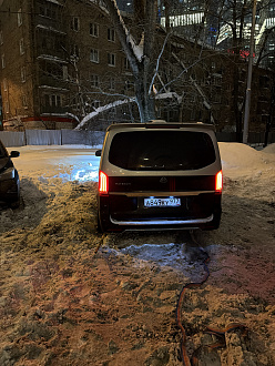 Застрял во дворе. вытащить застрявшую машину Мерседес.