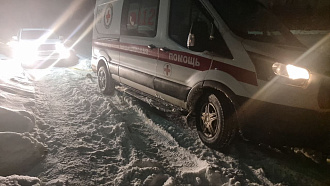 прошу помощи, скорая соскочила одной стороной на жд пути одной стороной. Динамичкой выдернуть не получается, по идее надо лебедить.  вытащить застрявшую машину Скорая форд транзит