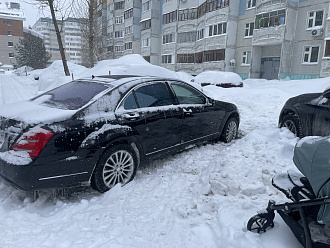 Застрял в колье. вытащить застрявшую машину Мерседес Бенц