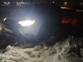 прошу помощи, застрял в снегу, в поле, сел не брюхо. Нужно держать вытащить в колею вытащить застрявшую машину Mitsubishi Outlander
