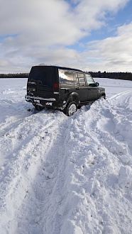 помогите пожалуйста,  Сел в поле в снегу. До асфальта 300 м. Нужна помощь на больших колёсах, желательно с лебёдкой  вытащить застрявшую машину ЛР Дискавери 4