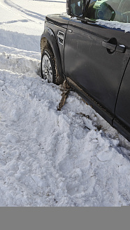 помогите пожалуйста,  Сел в поле в снегу. До асфальта 300 м. Нужна помощь на больших колёсах, желательно с лебёдкой  вытащить застрявшую машину ЛР Дискавери 4