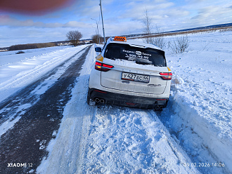 помогите, снесло в колее вытащить застрявшую машину Джили
