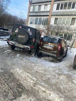 Стянуло в соседнюю машину, прошу чуть стянуть в сторону лебедкой за зад, фото для ДПС сделано, хозяина номера нет, буду ждать наряд телефон для связи  вытащить застрявшую машину не указано