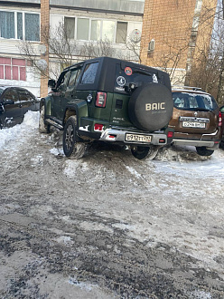 Стянуло в соседнюю машину, прошу чуть стянуть в сторону лебедкой за зад, фото для ДПС сделано, хозяина номера нет, буду ждать наряд телефон для связи  вытащить застрявшую машину не указано