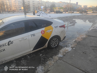 Застрял передними колёсами нужен хороший трос хорошее дорога в паре метрах вытащить застрявшую машину Hyundai Solaris
