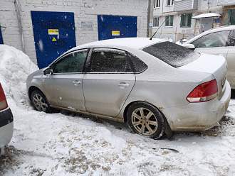 помогите пожалуйста, съехал в ямку, не могу выехать, парковка у дома, выдернуть с места вытащить застрявшую машину Volkswagen 