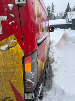помогите, застряла в снегу, только тросом протащить поможет вытащить застрявшую машину не указано