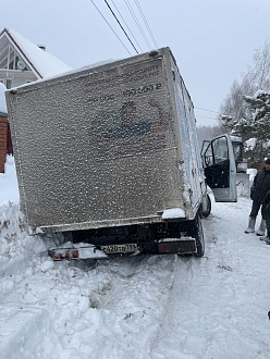 прошу помощи, трактор беларус не смог вытащить  вытащить застрявшую машину Газель