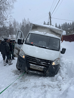 прошу помощи, трактор беларус не смог вытащить  вытащить застрявшую машину Газель