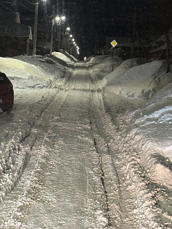 Застряла на дороге в городе. вытащить застрявшую машину Исузу.