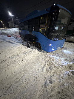 Застряла на дороге в городе. вытащить застрявшую машину Исузу.