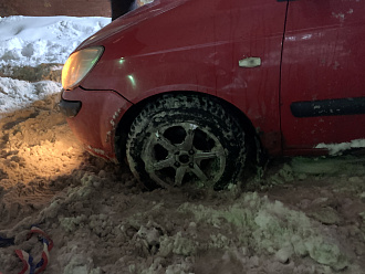 прошу помощи, сел на дно в снегу во дворе  вытащить застрявшую машину Getz