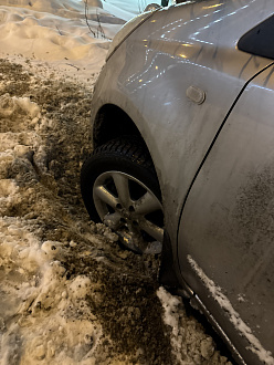Застрял на парковке в снегу. Вылез за бордюр и еще больше застрял. Вот фото вытащить застрявшую машину Nissan note