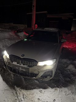 Застрял на повороте к участку. Небольшой пригорок тут. Машина задний привод на липучке не тянет( вытащить застрявшую машину BMW